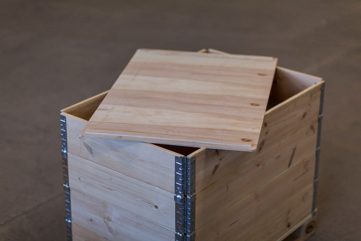 Pallet collar box with plywood lid