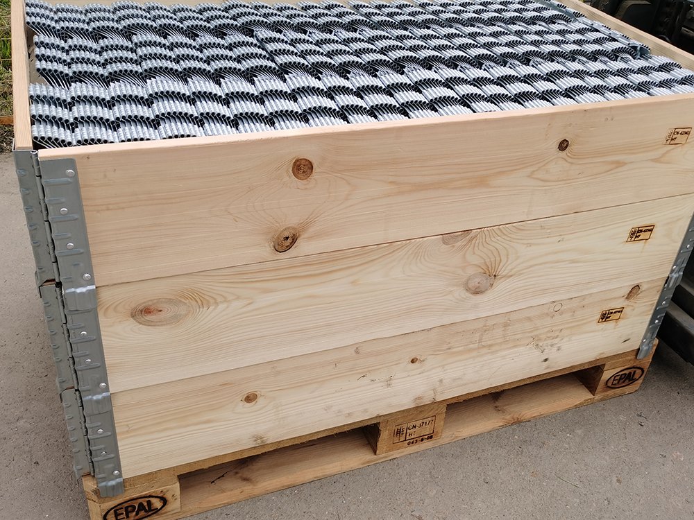 Pallet collar hinges mounted on EPAL pallet collar