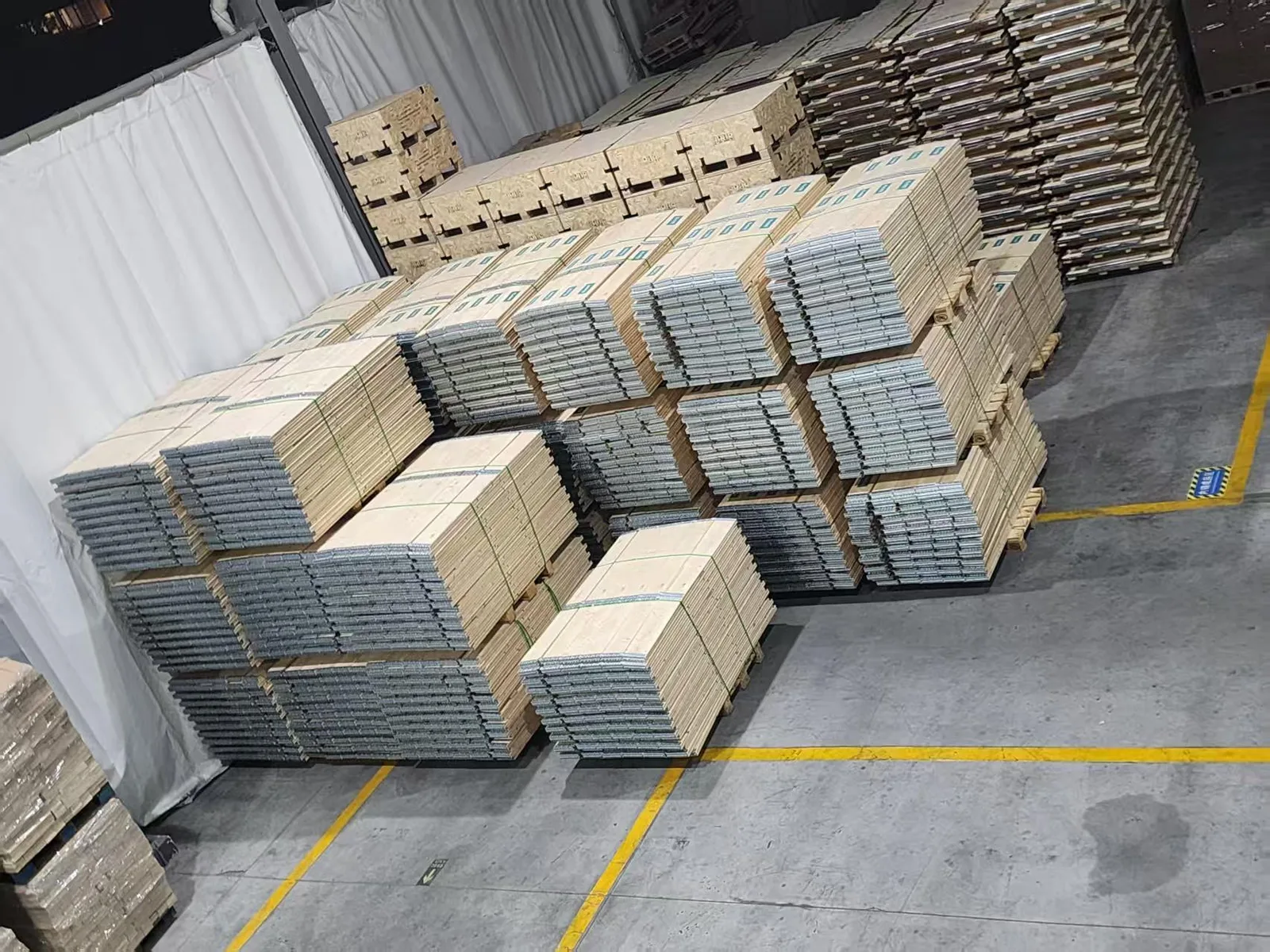 Folded wooden pallet collars bundled at the Ningbo manufacturing base