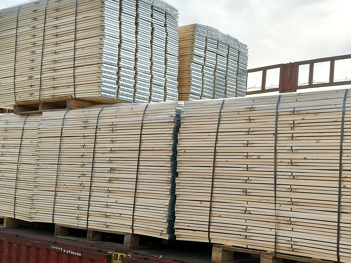 Pallet collar bundles secured for domestic truck delivery