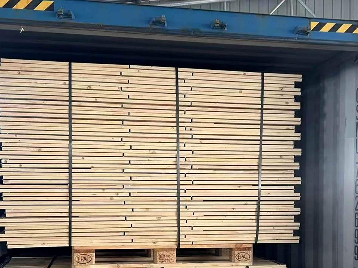 Pallet collar bundles aligned at a container entrance